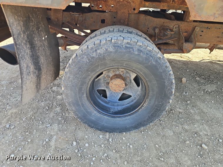 image for item EO7015 2000 Ford F350 Super Duty Ext. Cab flatbed pickup truck