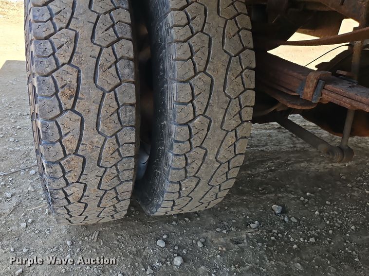 image for item EO7015 2000 Ford F350 Super Duty Ext. Cab flatbed pickup truck