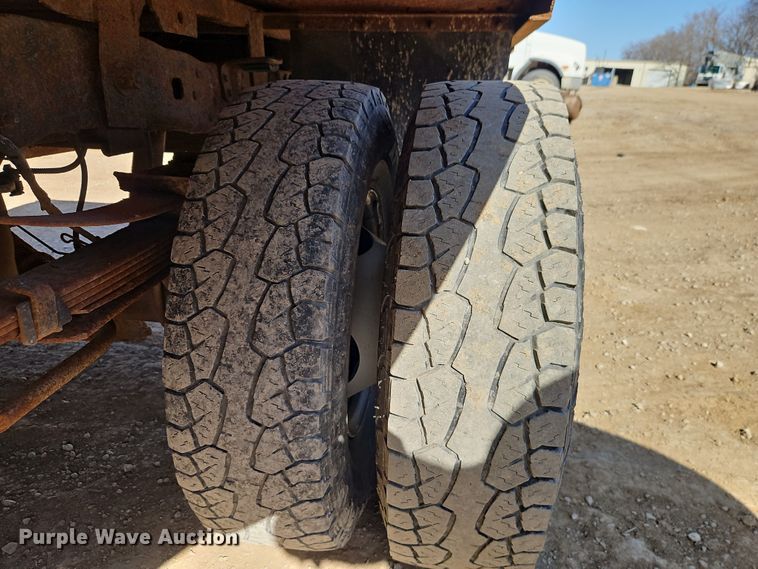 image for item EO7015 2000 Ford F350 Super Duty Ext. Cab flatbed pickup truck