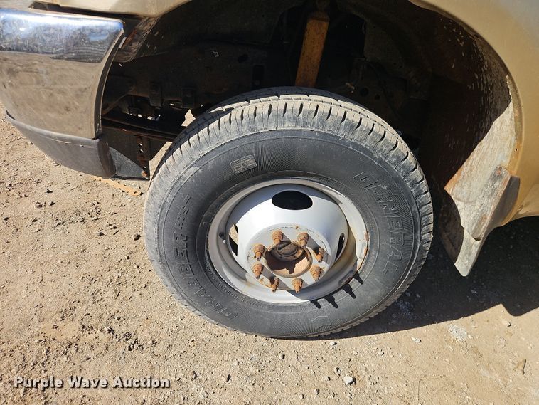 image for item EO7015 2000 Ford F350 Super Duty Ext. Cab flatbed pickup truck