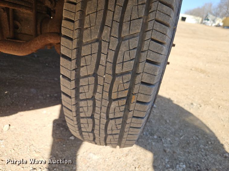 image for item EO7015 2000 Ford F350 Super Duty Ext. Cab flatbed pickup truck