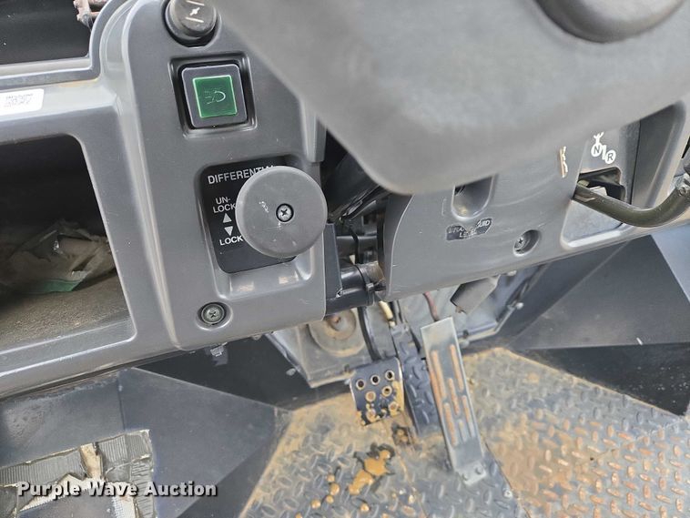 image for item ES2845 2005 Kawasaki KAF620G Mule utility vehicle