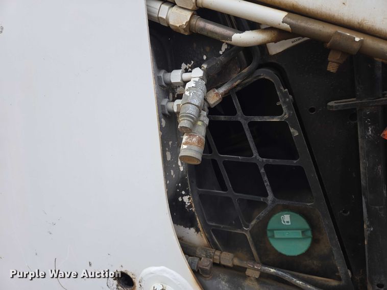 image for item ES2848 2002 Bobcat 753 skid steer loader