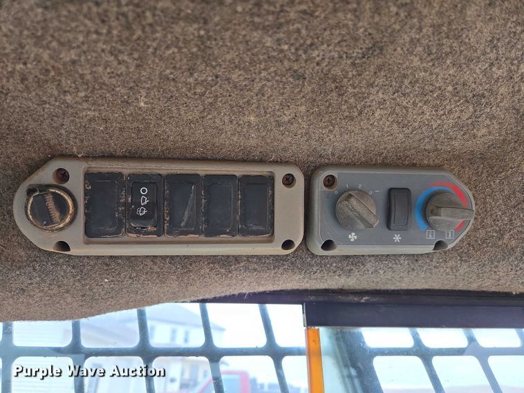 image for item ES2848 2002 Bobcat 753 skid steer loader