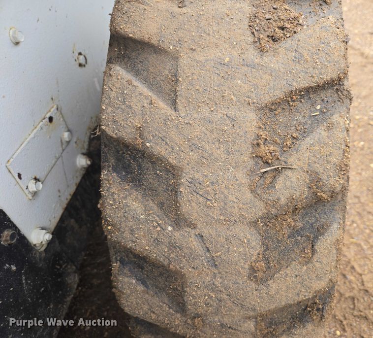 image for item ES2848 2002 Bobcat 753 skid steer loader