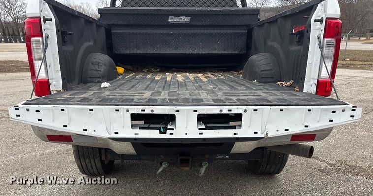 image for item ES5012 2018 Ford F350 Crew Cab pickup truck