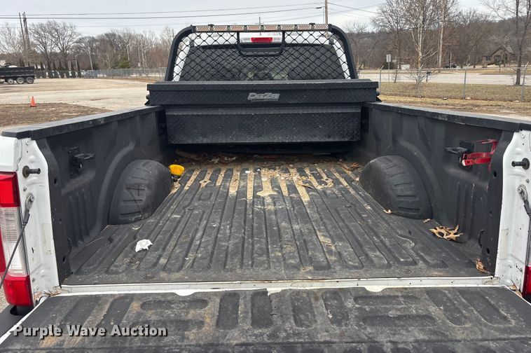 image for item ES5012 2018 Ford F350 Crew Cab pickup truck