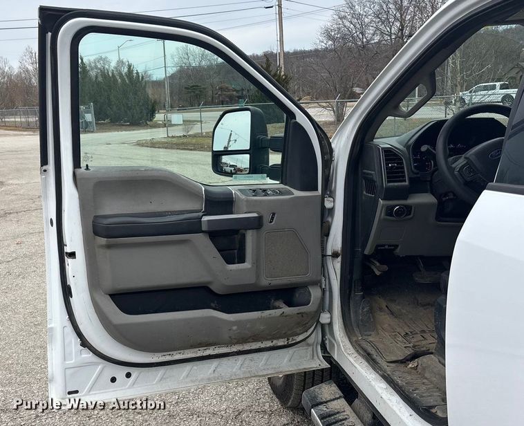 image for item ES5012 2018 Ford F350 Crew Cab pickup truck