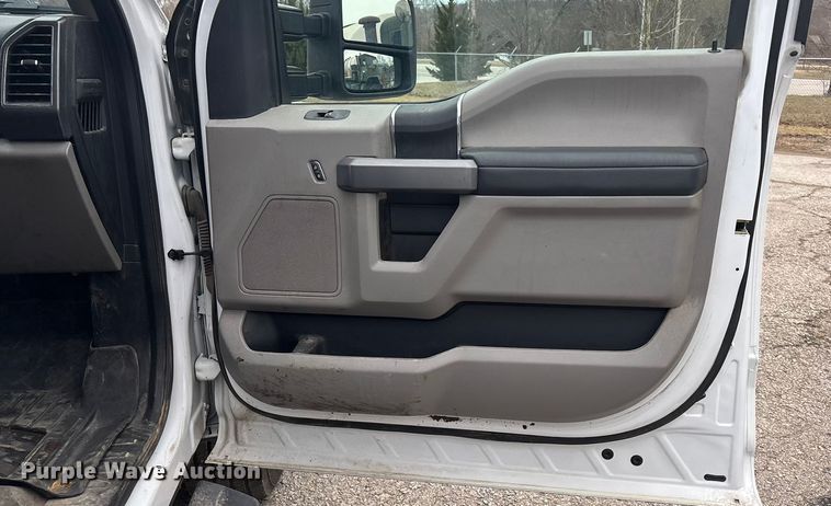 image for item ES5012 2018 Ford F350 Crew Cab pickup truck