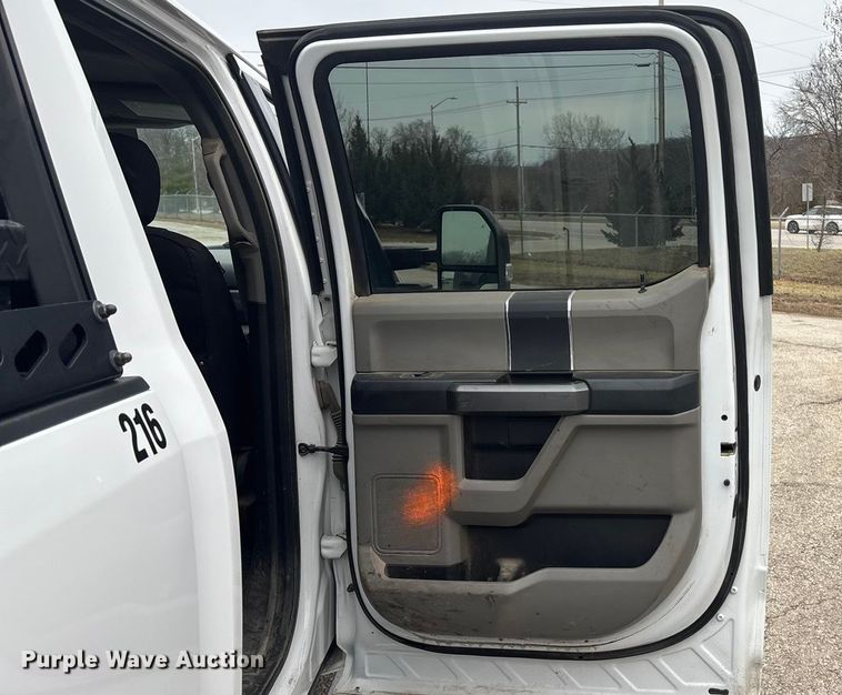 image for item ES5012 2018 Ford F350 Crew Cab pickup truck