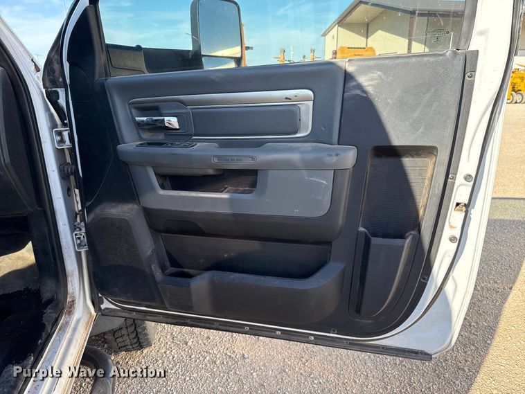 image for item ES5813 2016 RAM 5500 truck cab and chassis