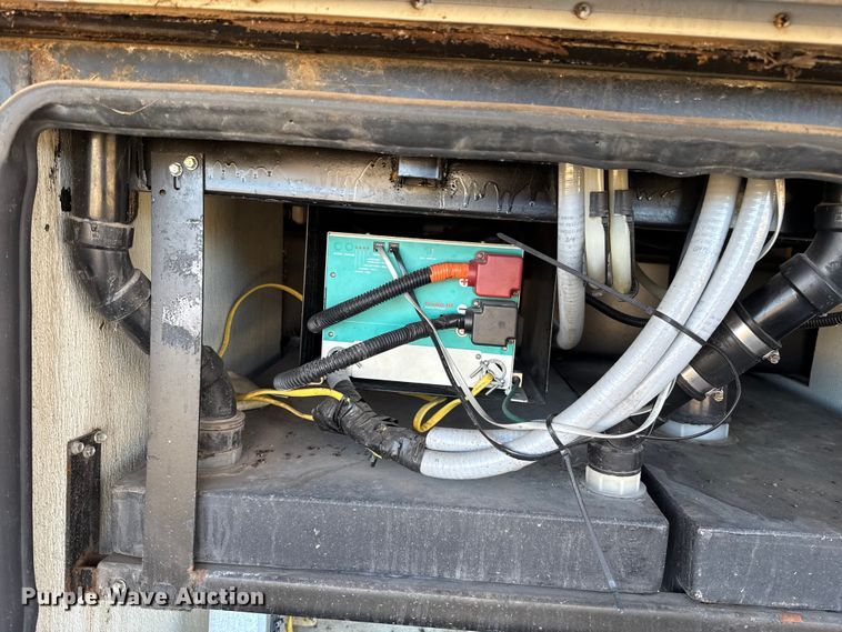 image for item ES5853 2005 Coachman Encore 380DS RV