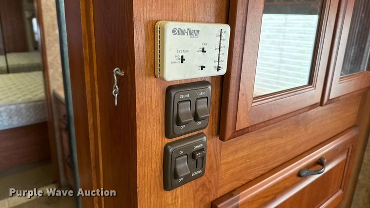 image for item ES5853 2005 Coachman Encore 380DS RV