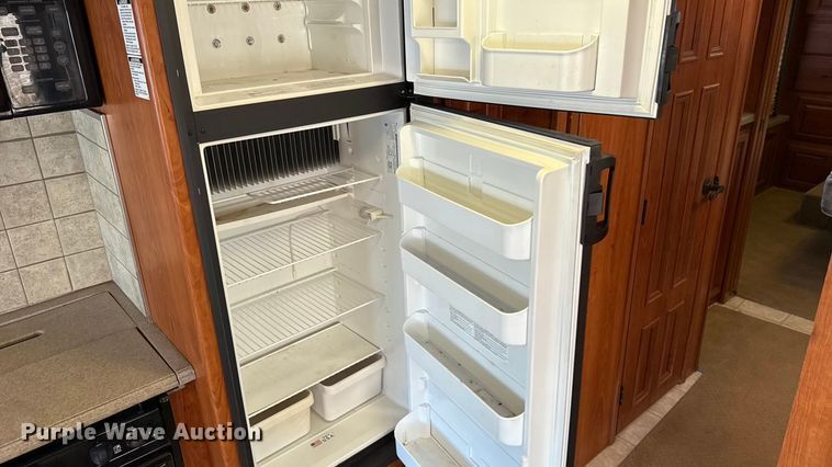 image for item ES5853 2005 Coachman Encore 380DS RV