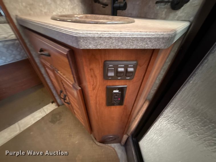 image for item ES5853 2005 Coachman Encore 380DS RV