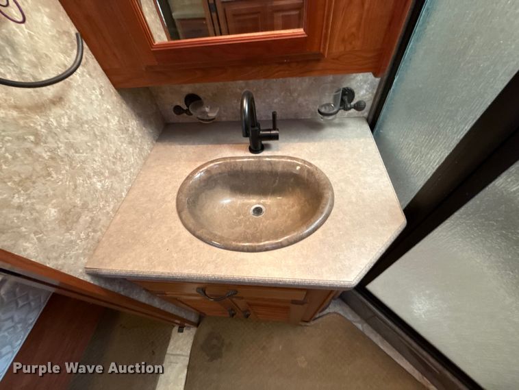 image for item ES5853 2005 Coachman Encore 380DS RV