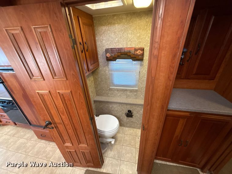 image for item ES5853 2005 Coachman Encore 380DS RV