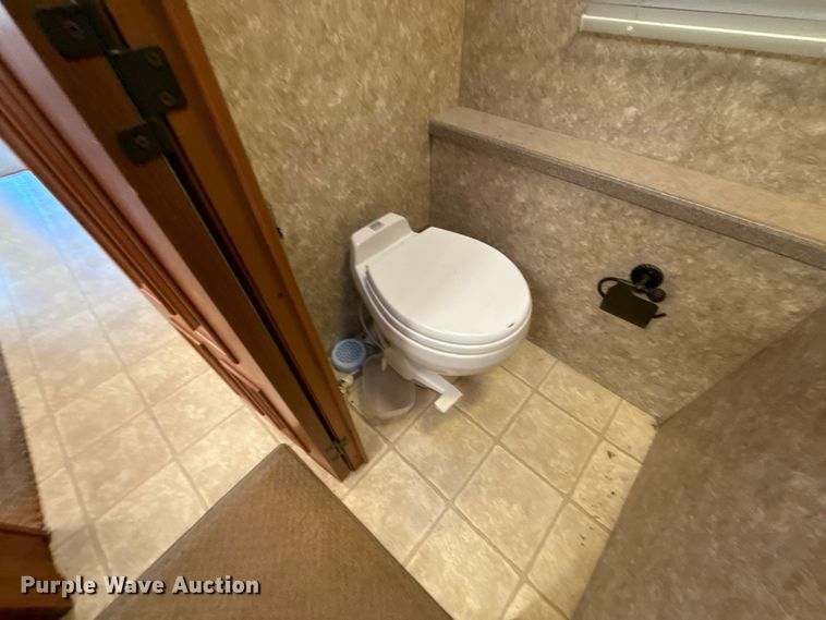 image for item ES5853 2005 Coachman Encore 380DS RV