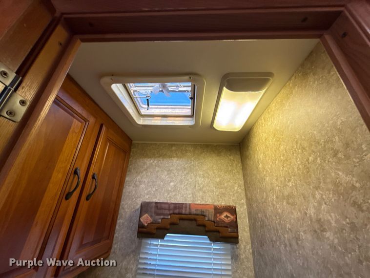 image for item ES5853 2005 Coachman Encore 380DS RV