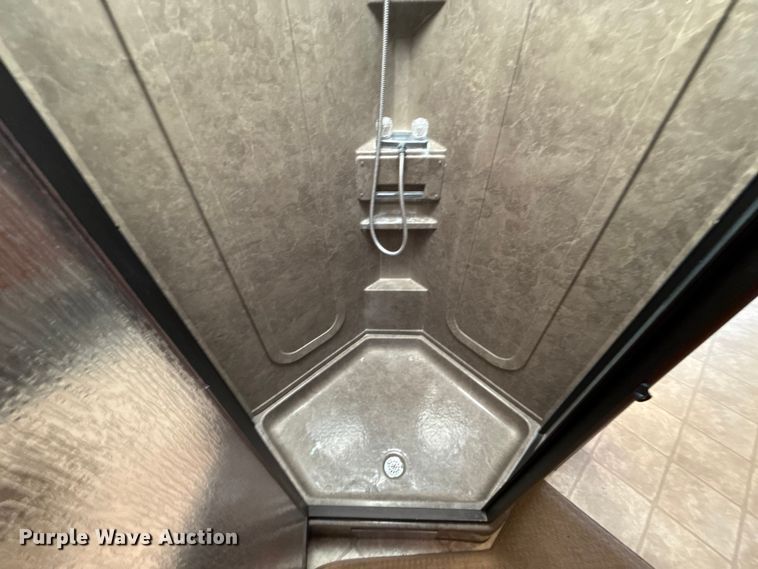 image for item ES5853 2005 Coachman Encore 380DS RV