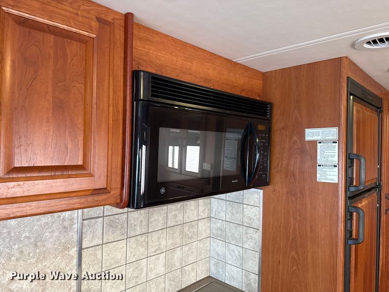 image for item ES5853 2005 Coachman Encore 380DS RV