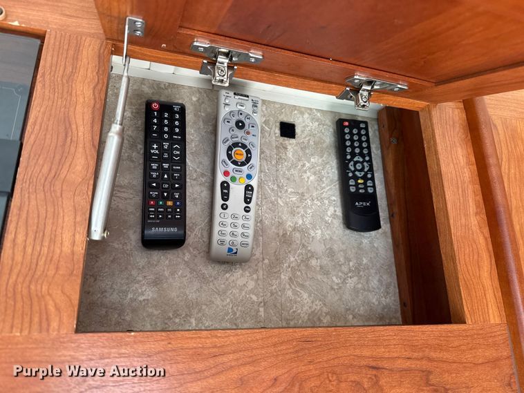 image for item ES5853 2005 Coachman Encore 380DS RV