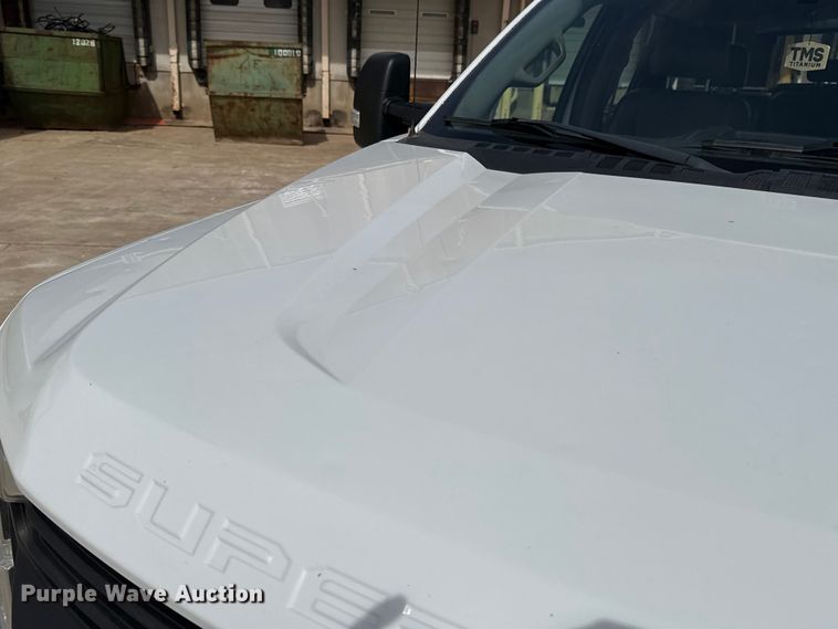 image for item ES5884 2019 Ford F550 truck cab and chassis