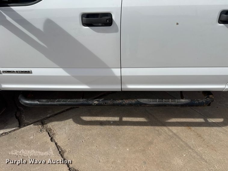 image for item ES5884 2019 Ford F550 truck cab and chassis