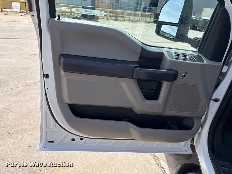 image for item ES5884 2019 Ford F550 truck cab and chassis