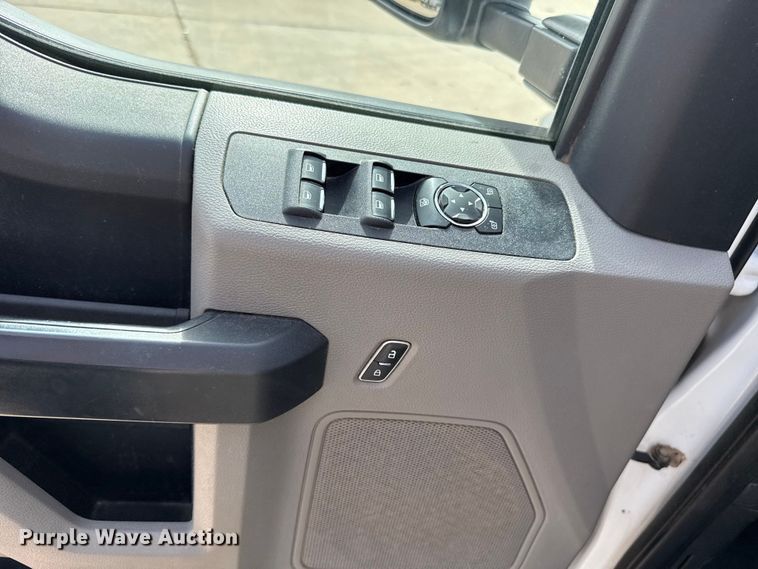 image for item ES5884 2019 Ford F550 truck cab and chassis