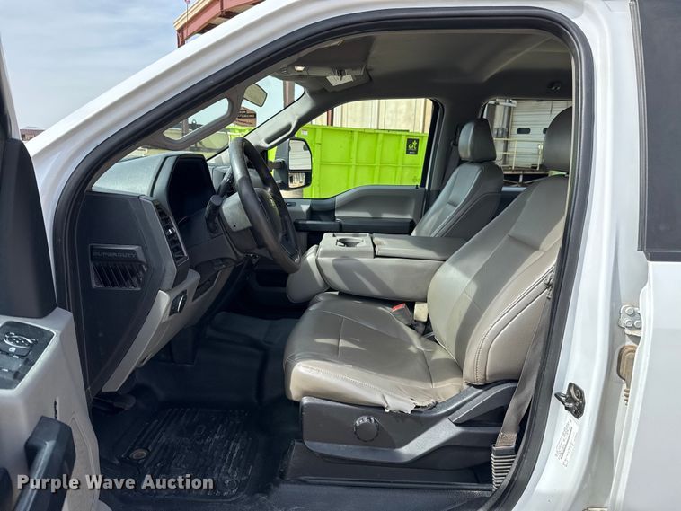 image for item ES5884 2019 Ford F550 truck cab and chassis