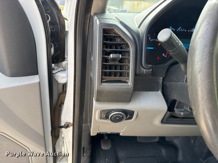 image for item ES5884 2019 Ford F550 truck cab and chassis