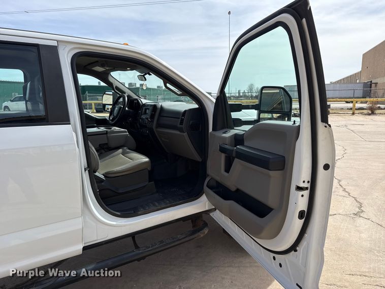 image for item ES5884 2019 Ford F550 truck cab and chassis