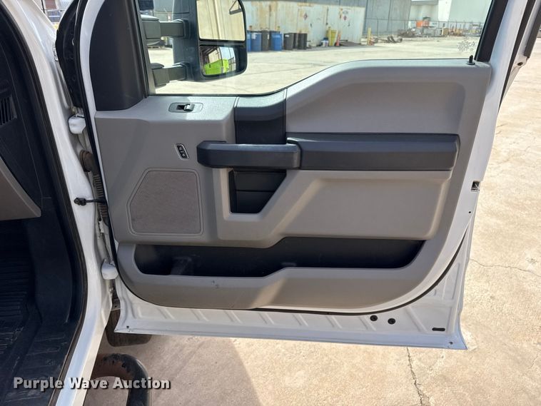 image for item ES5884 2019 Ford F550 truck cab and chassis