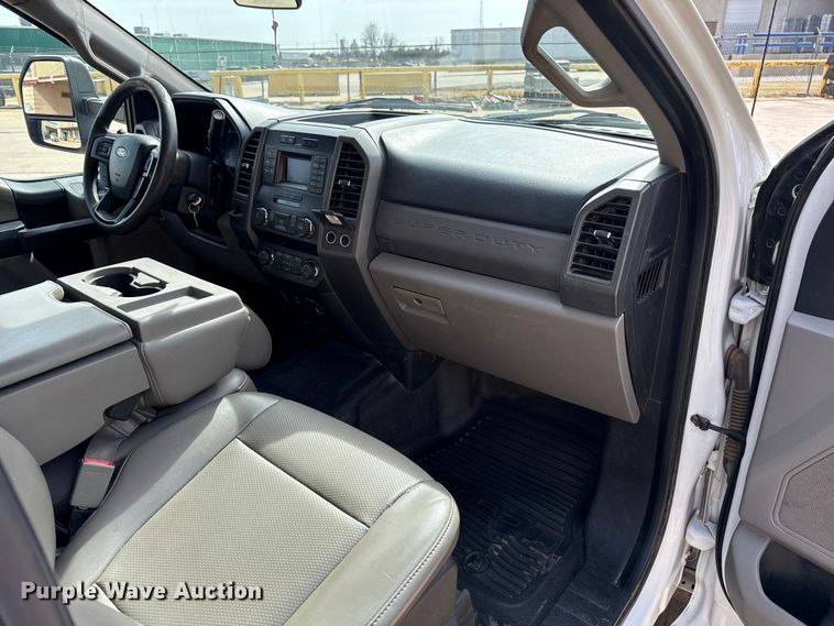 image for item ES5884 2019 Ford F550 truck cab and chassis