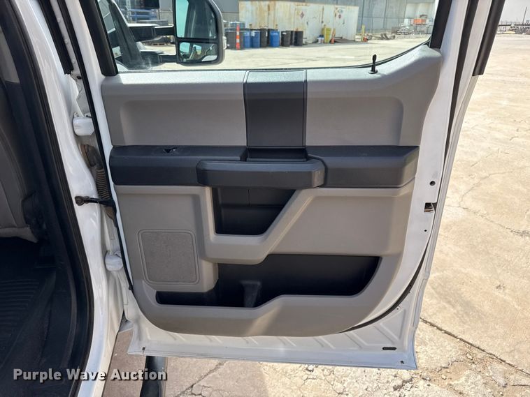 image for item ES5884 2019 Ford F550 truck cab and chassis