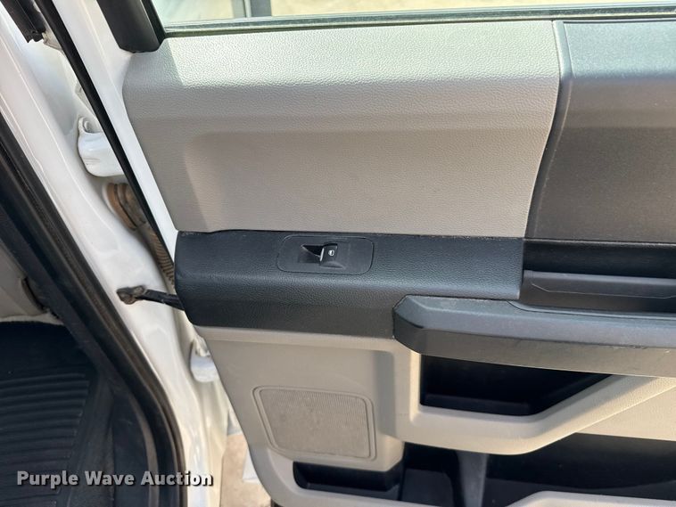 image for item ES5884 2019 Ford F550 truck cab and chassis