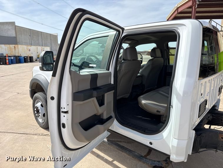 image for item ES5884 2019 Ford F550 truck cab and chassis