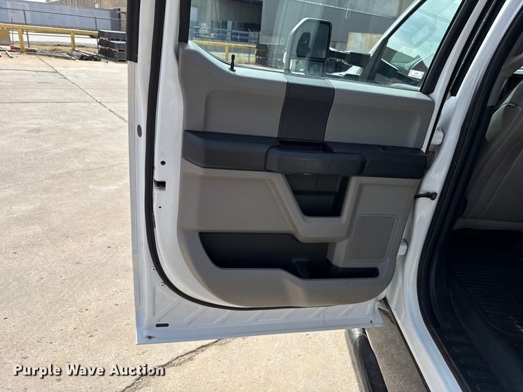 image for item ES5884 2019 Ford F550 truck cab and chassis