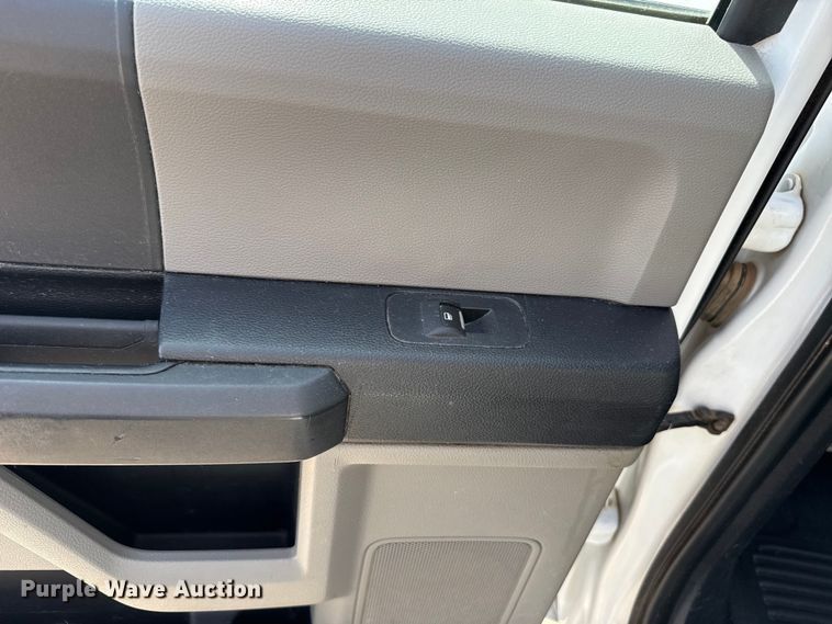 image for item ES5884 2019 Ford F550 truck cab and chassis