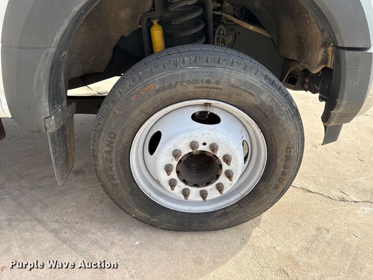 image for item ES5884 2019 Ford F550 truck cab and chassis