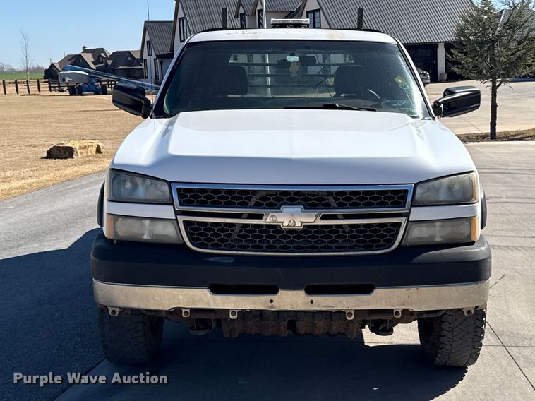 image for item ES5894 2005 Chevrolet Silverado 2500HD flatbed pickup truck