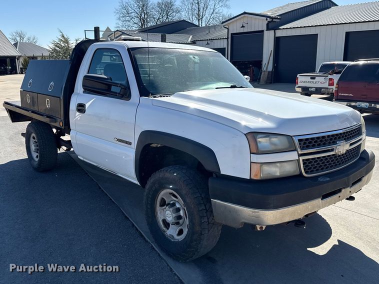 image for item ES5894 2005 Chevrolet Silverado 2500HD flatbed pickup truck