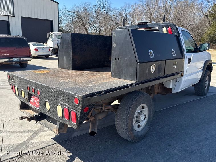 image for item ES5894 2005 Chevrolet Silverado 2500HD flatbed pickup truck