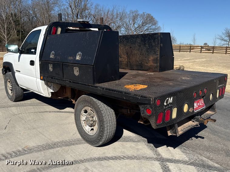 image for item ES5894 2005 Chevrolet Silverado 2500HD flatbed pickup truck