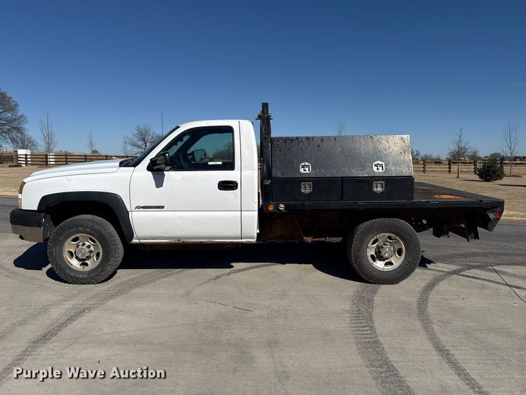 image for item ES5894 2005 Chevrolet Silverado 2500HD flatbed pickup truck