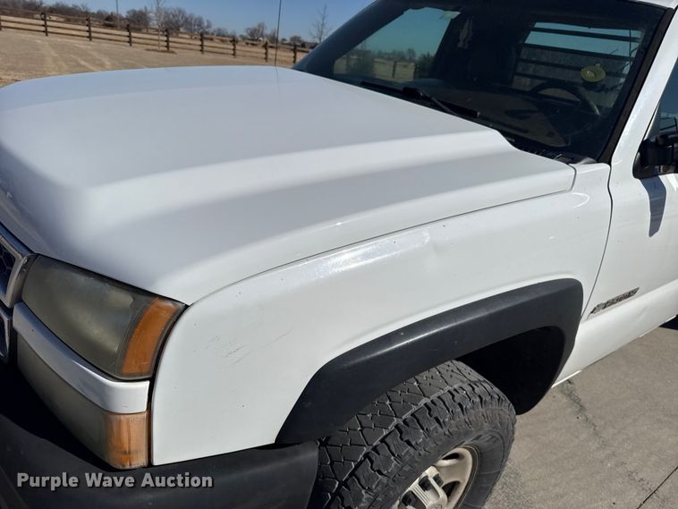 image for item ES5894 2005 Chevrolet Silverado 2500HD flatbed pickup truck