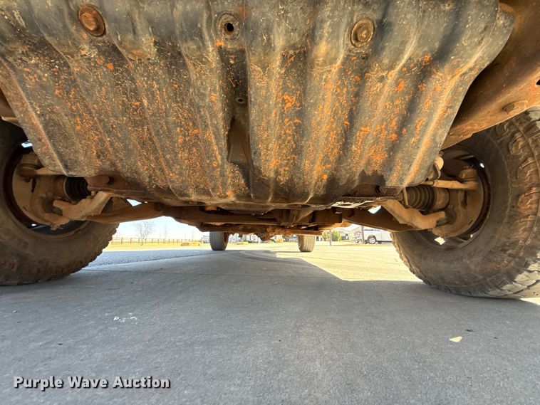 image for item ES5894 2005 Chevrolet Silverado 2500HD flatbed pickup truck