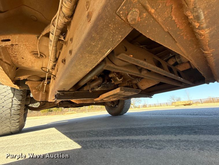 image for item ES5894 2005 Chevrolet Silverado 2500HD flatbed pickup truck