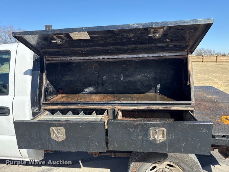 image for item ES5894 2005 Chevrolet Silverado 2500HD flatbed pickup truck